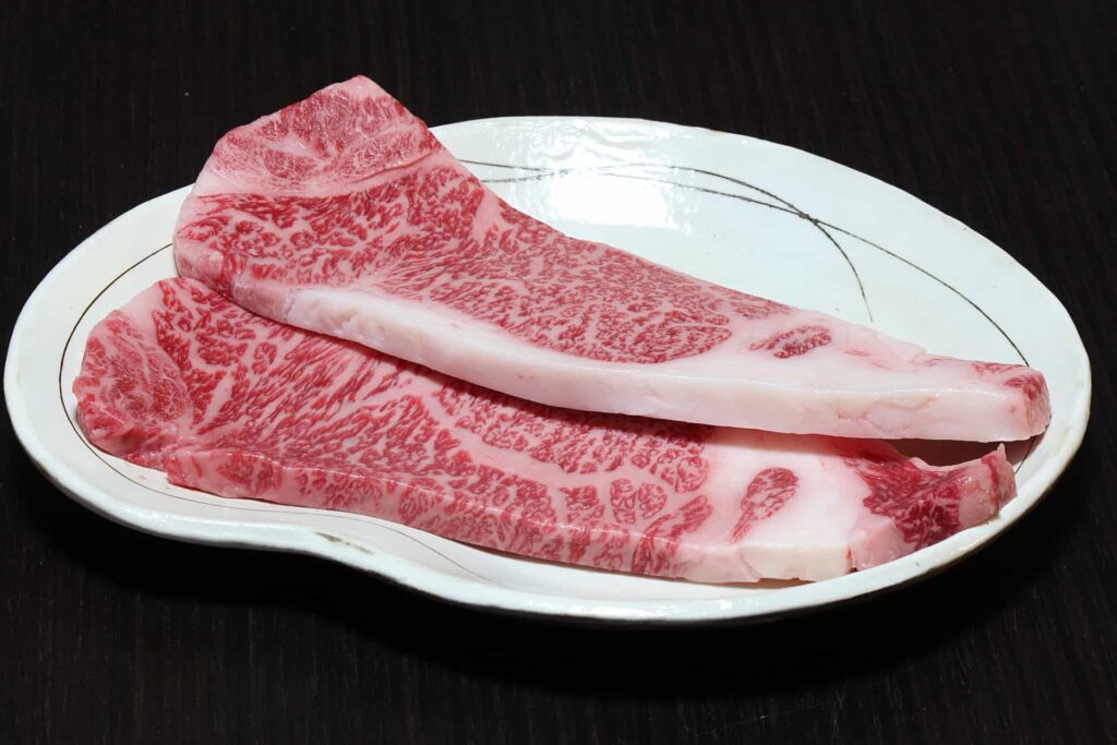 米沢牛のステーキ用カット肉｜皿に盛られた生ステーキ2枚