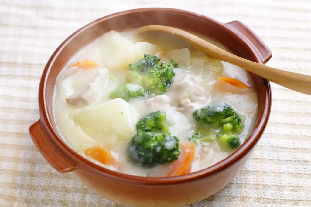 鶏肉が入ったクリームシチュー写真