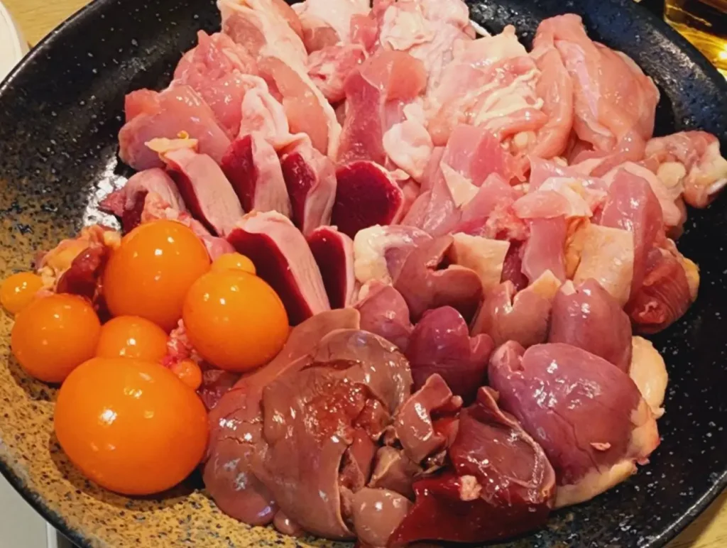 皿に盛り付けられた鶏むね・もも・ささみなどさまざまな部位