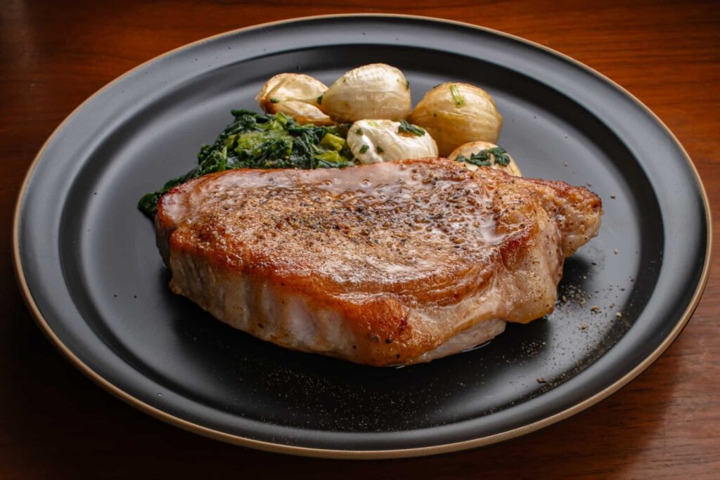 厚切り豚ロースのソテー（付け合わせ野菜付き）