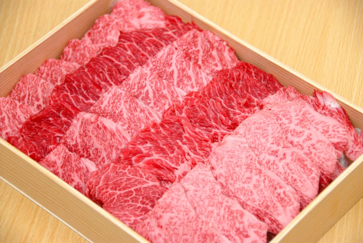 A5ランク牛肉のスライス肉。見た目の美しさと霜降りの入り方が特徴的な高級和牛。