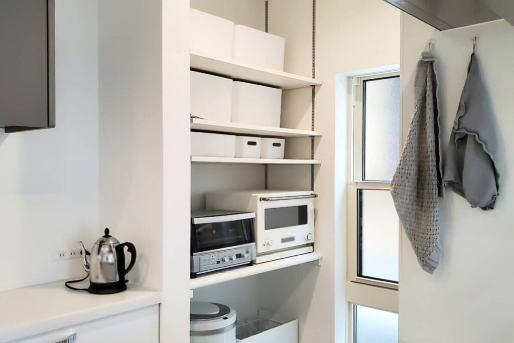 使われなくなった調理家電が収納されているキッチンの棚