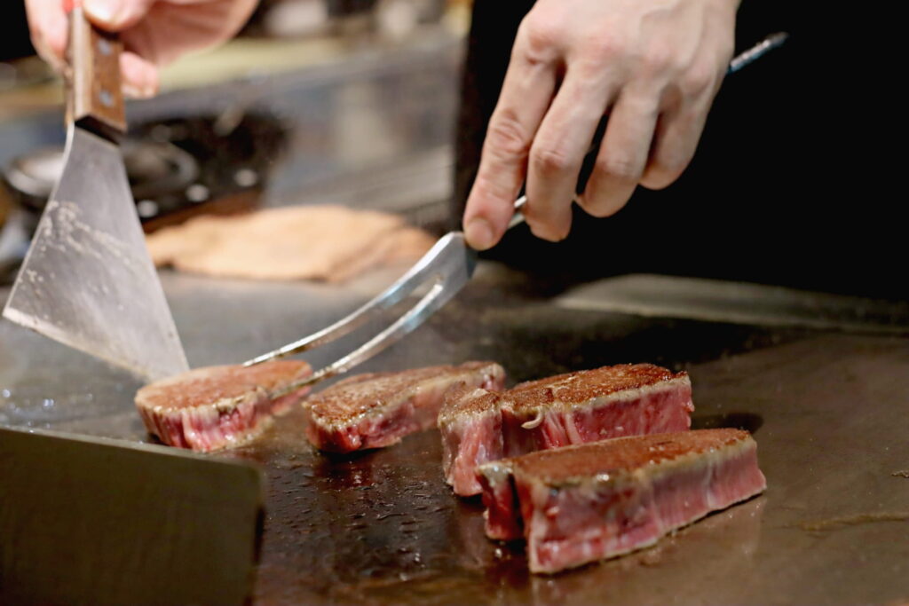 鉄板で焼かれるステーキ。A5ランクはステーキやすき焼きなどシンプルな調理法に最適。