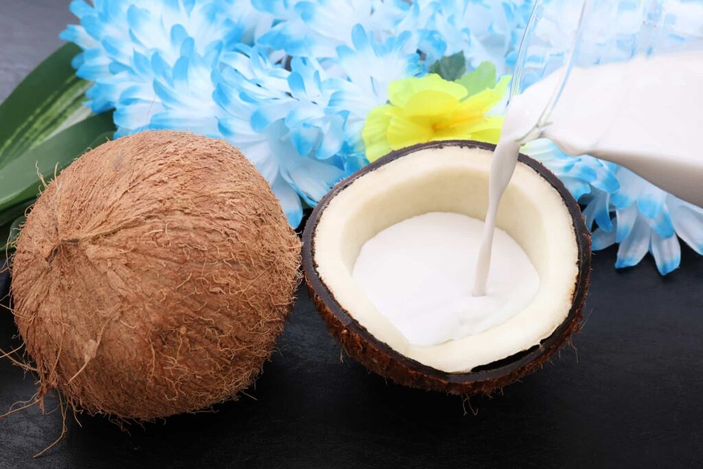 ココナッツにココナッツミルクを注ぐシーン｜配合の選び方