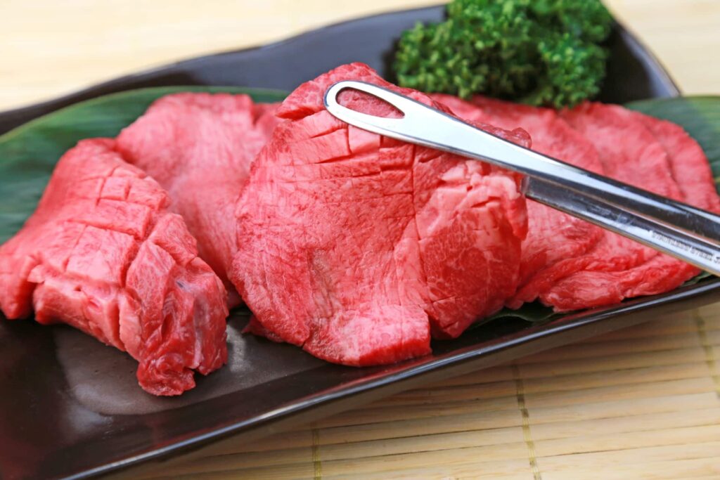 東北産の厚切り牛タン｜皿に盛られた生の牛タンスライス