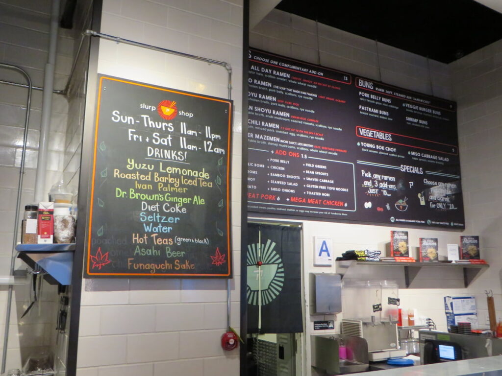 飲食店の壁にかかった英語メニュー表｜レストランで使える英語表現