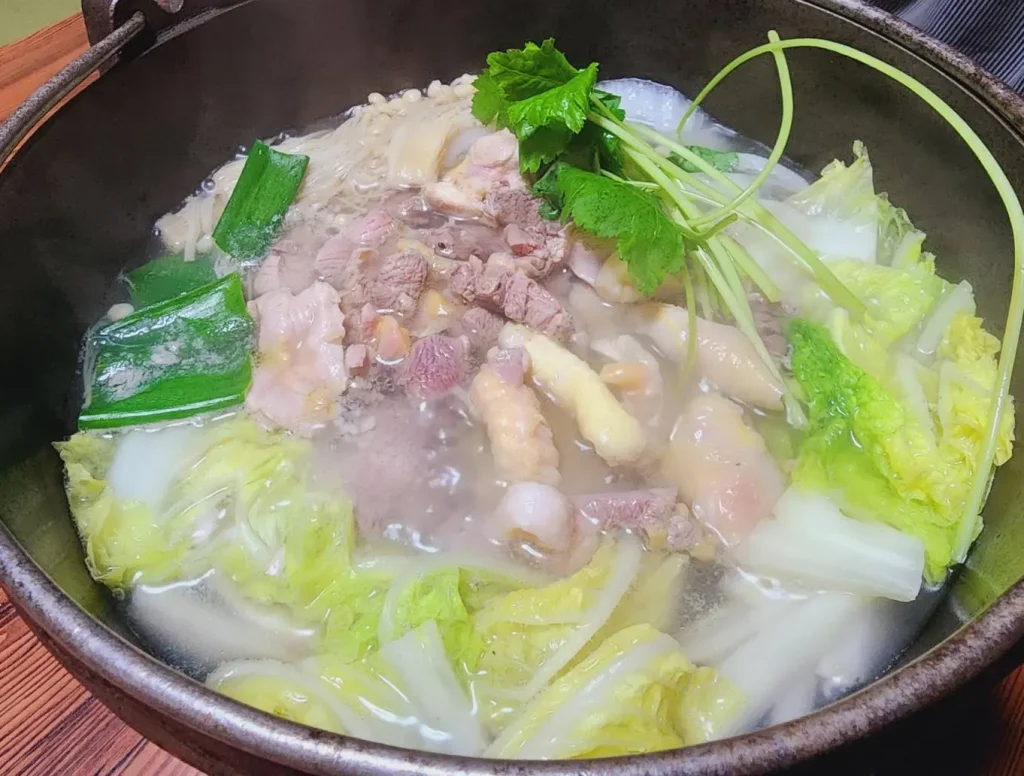 野菜と鶏肉が入った鶏鍋の写真
