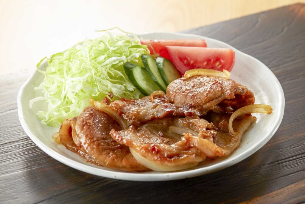 豚の生姜焼き（玉ねぎと盛り合わせた定食風）