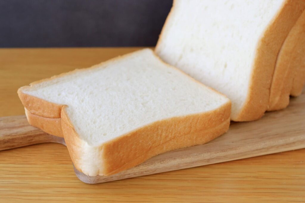 スライスしたココナッツ食パンの断面｜ふんわり食感と香ばしさ