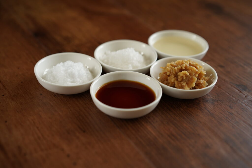 和食の定番調味料（醤油、味噌、みりん、酒）を並べた写真