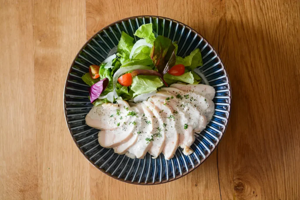 鶏むね肉で作った鶏ハムをサラダ風に盛り付けた写真