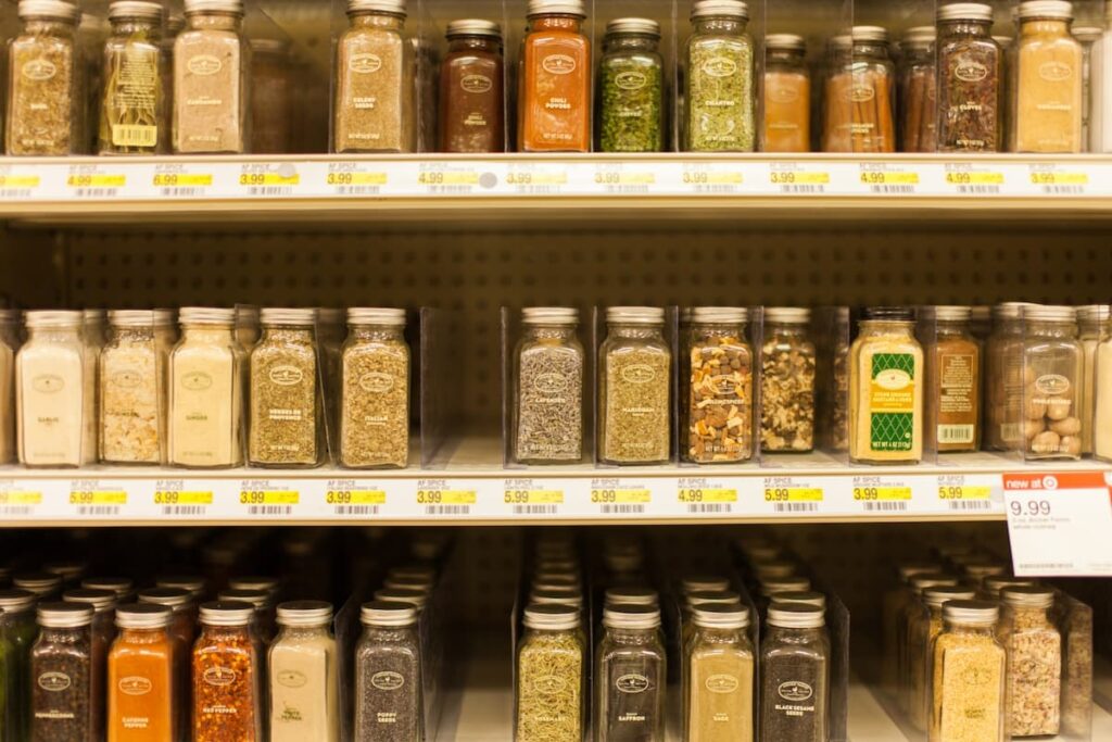 外国で調味料が売られている棚