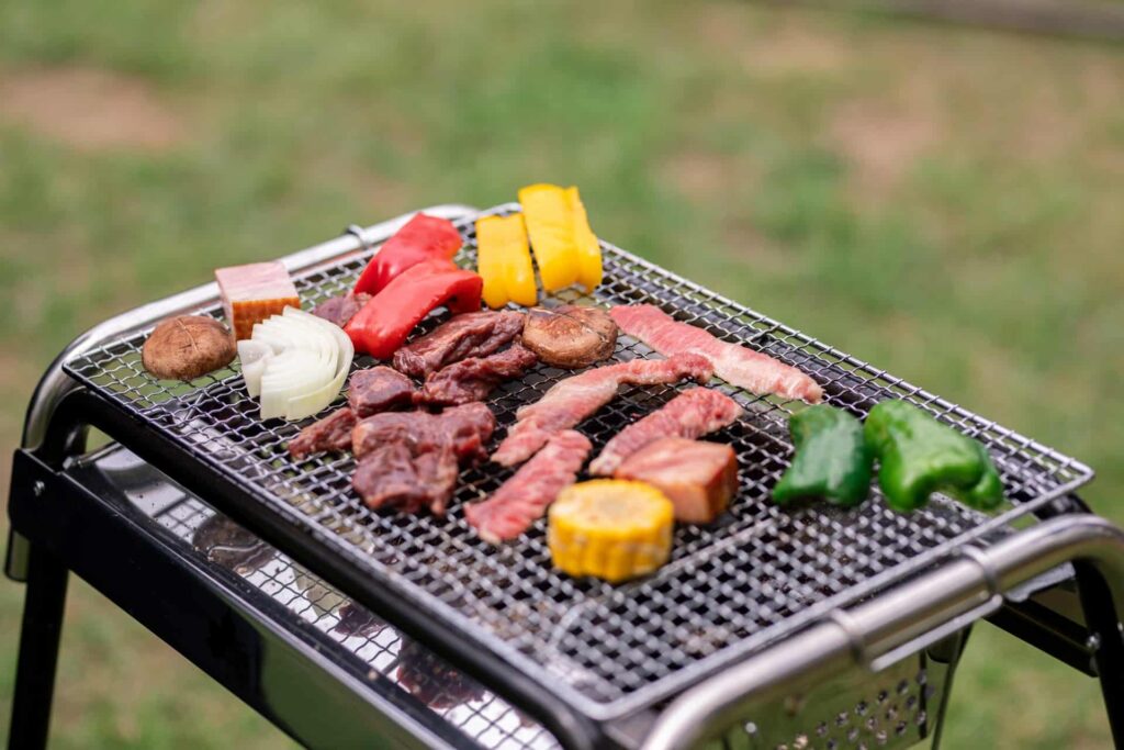 バーベキューで牛肉と野菜を焼く様子|カルビ・ランプなどの部位が人気