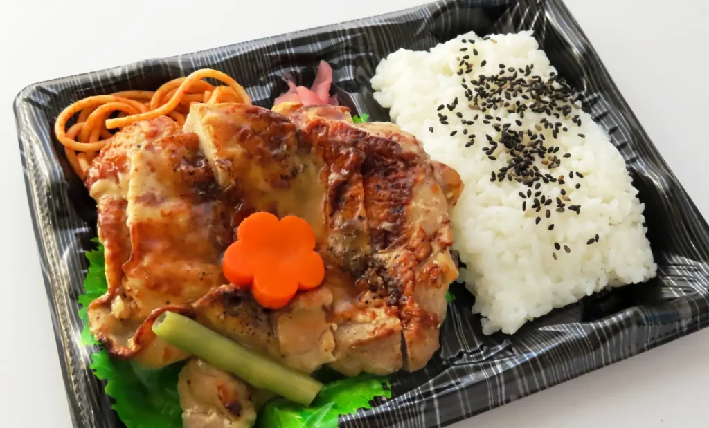 ご飯とおかずが詰まった鶏の照り焼き弁当