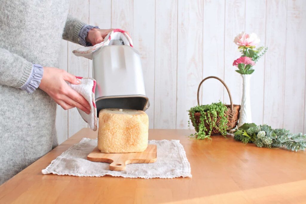 焼きたてパンをパンケースから出す様子