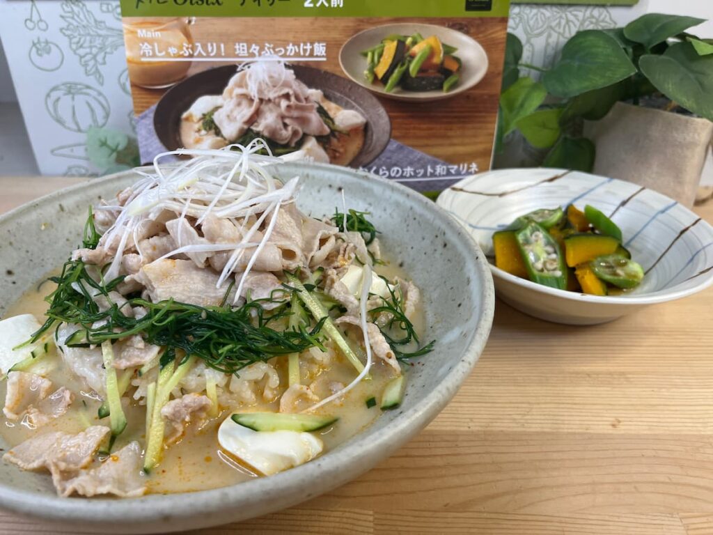 冷しゃぶ入り坦々ぶっかけ飯の完成盛り付け画像(冷しゃぶ・胡瓜・丘ひじき・タレがけ)