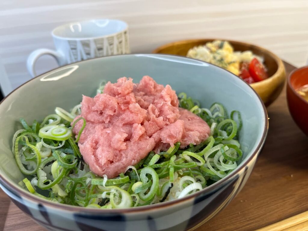 Oisix めばち鮪たたき（冷凍）を使った丼の盛り付け写真｜単品商品レビュー