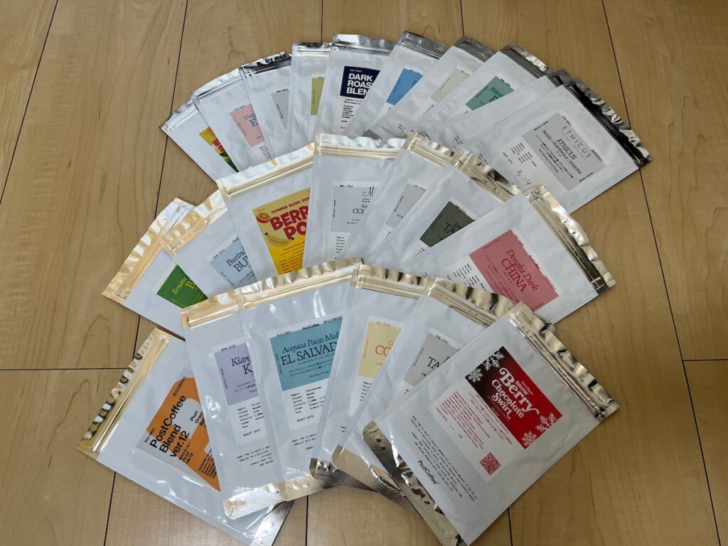 ポストコーヒーのパッケージを扇状に並べた写真