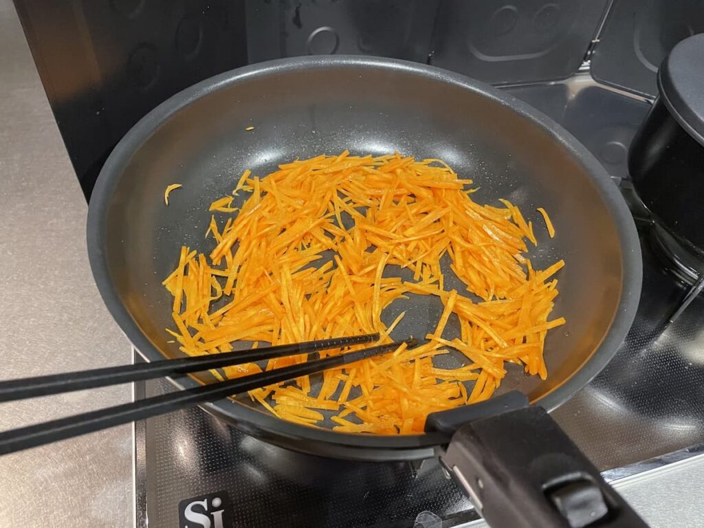 Oisixミールキットの調理工程で人参を炒めている様子