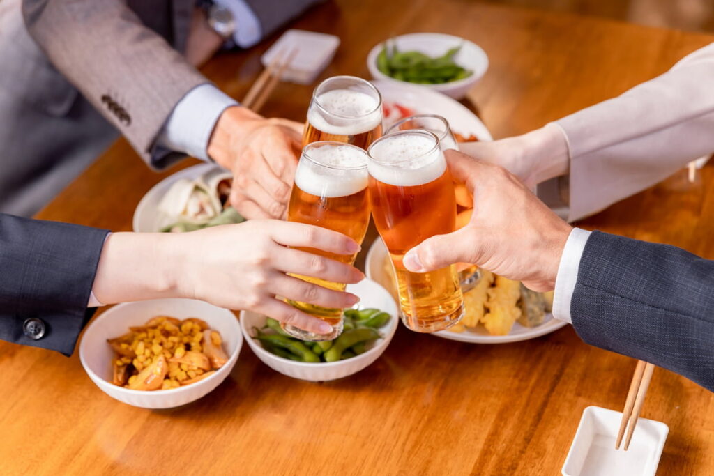 伊賀市の居酒屋で4人が乾杯する光景