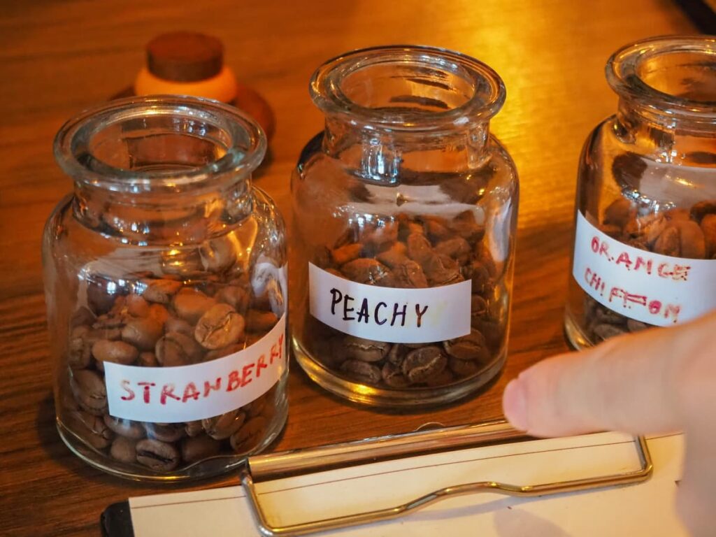 浅煎り・中煎り・深煎りのコーヒー豆が並んだ写真