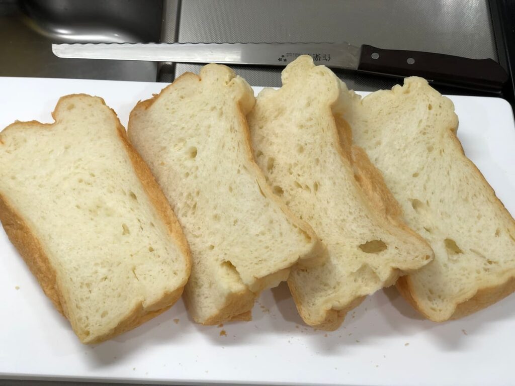 まな板の上にカットされた焼きたての食パン