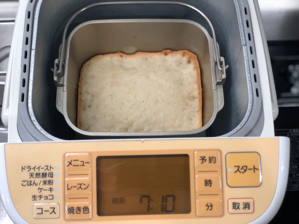 ホームベーカリー内で十分に膨らまず沈んだ食パン