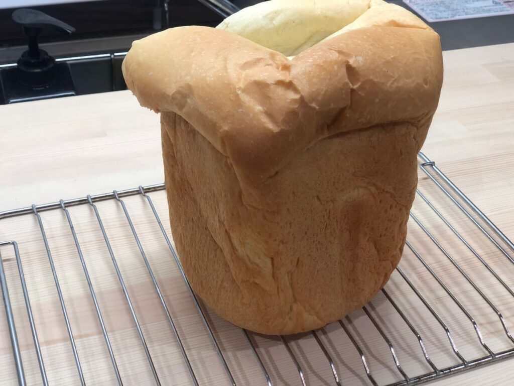 上部がつぶれてしまい失敗したホームベーカリーの食パン
