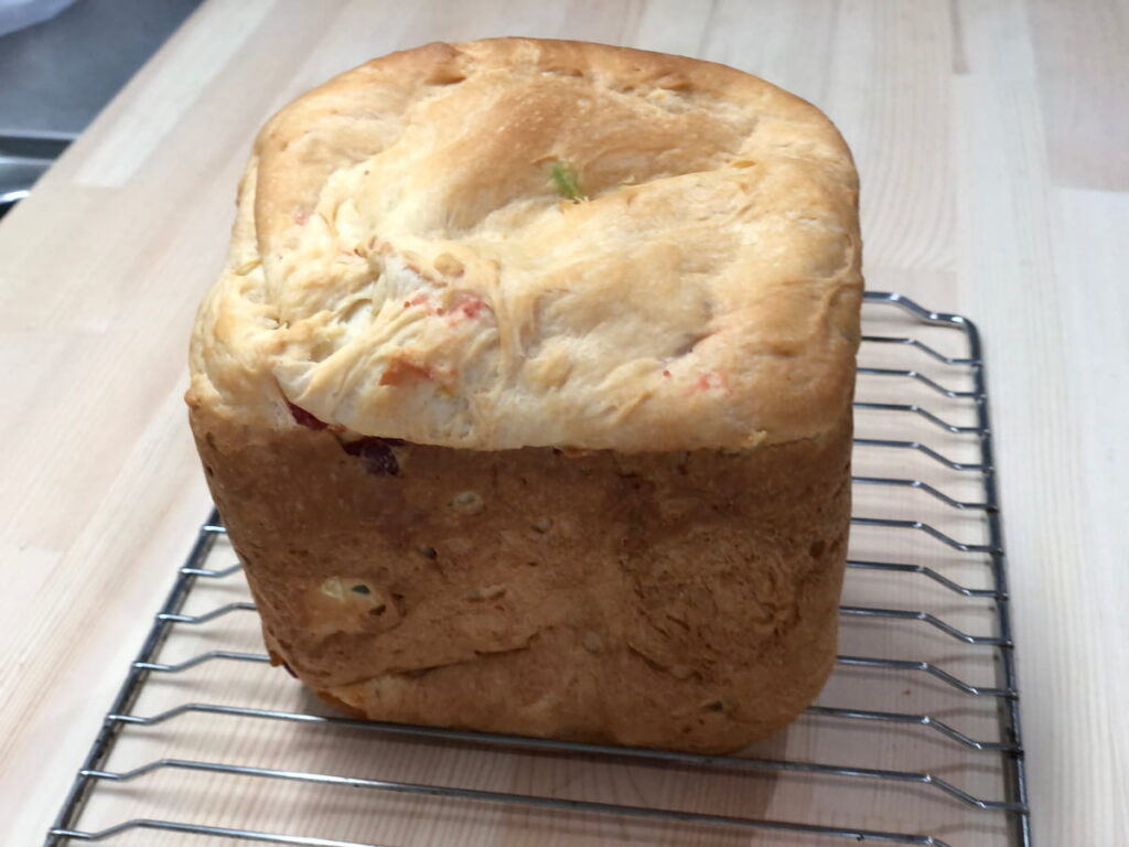 魔法庵の食パンミックスにドライフルーツを加えて焼いた食パン