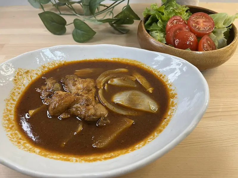 オイシックスのスープカレーとサラダを組み合わせた献立