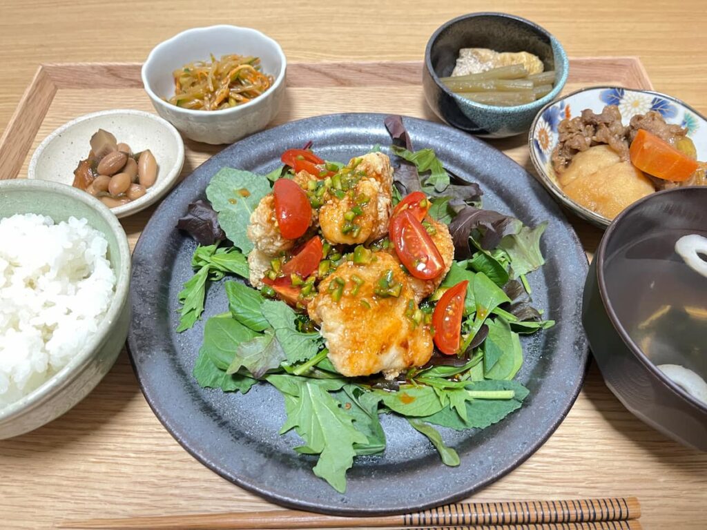 Oisixの食材で作った和食のお膳。煮物や味噌汁が並ぶイメージ写真