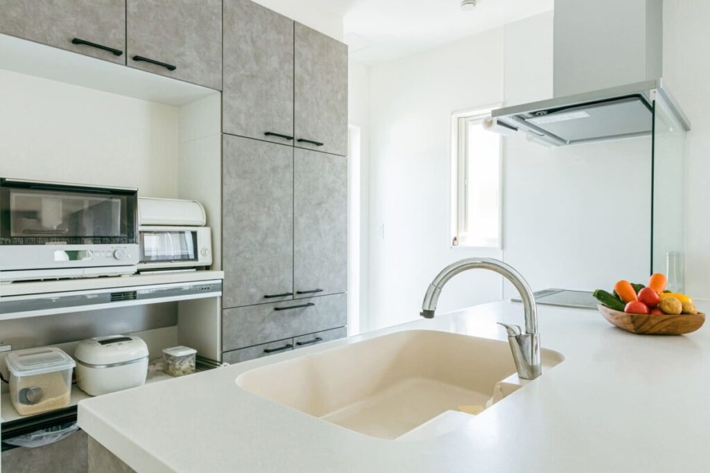 キッチンの棚に並び、使われていない家電の様子