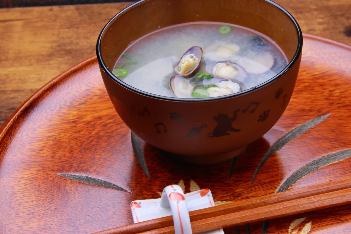 蜆(しじみ)の味噌汁(ビタミンB12が多い魚介の例)