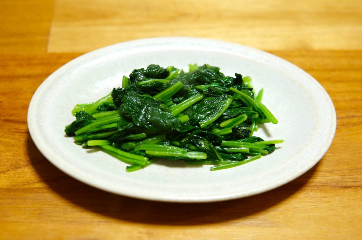 ほうれん草ソテー(ビタミンKが多い野菜の代表例)