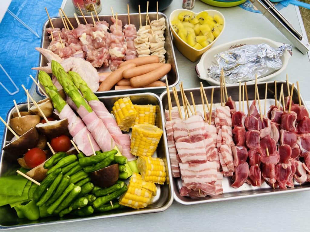 BBQ(バーベキュー)の下ごしらえを済ませ、肉を串に並べた準備の様子