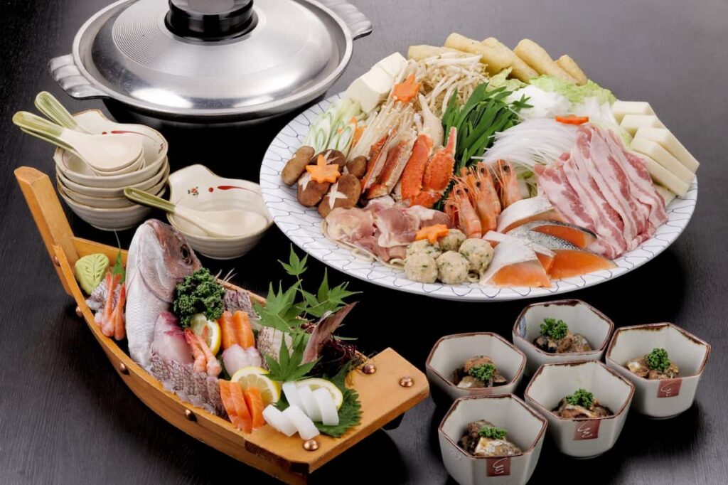 豪華な舟盛りの刺身、カニや海老が入った寄せ鍋の食材セット