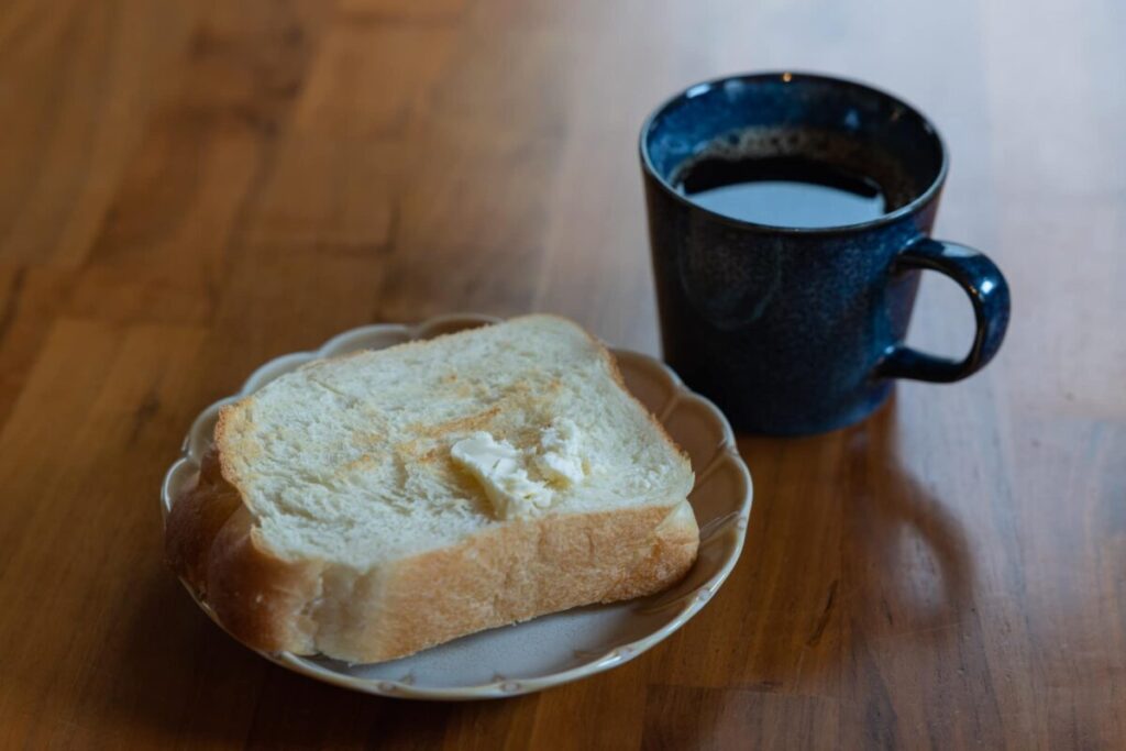 トーストとコーヒーのシンプルな朝食