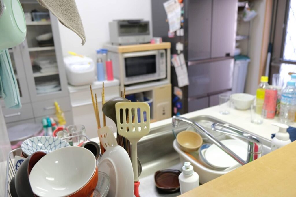 洗い物が溜まり作業スペースが狭くなったキッチンのシンク