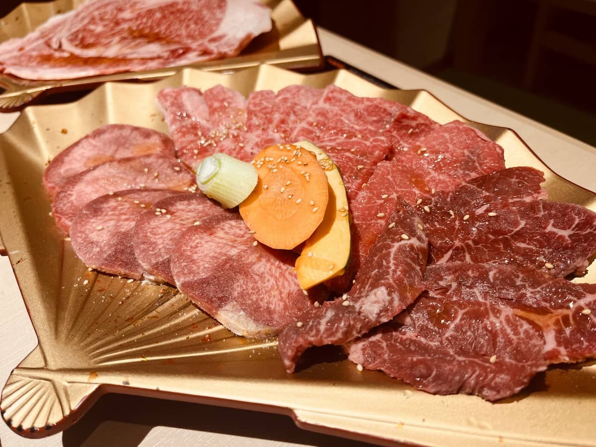 牛タンとハラミの盛り合わせ(ビタミンB12を含む肉類の例)