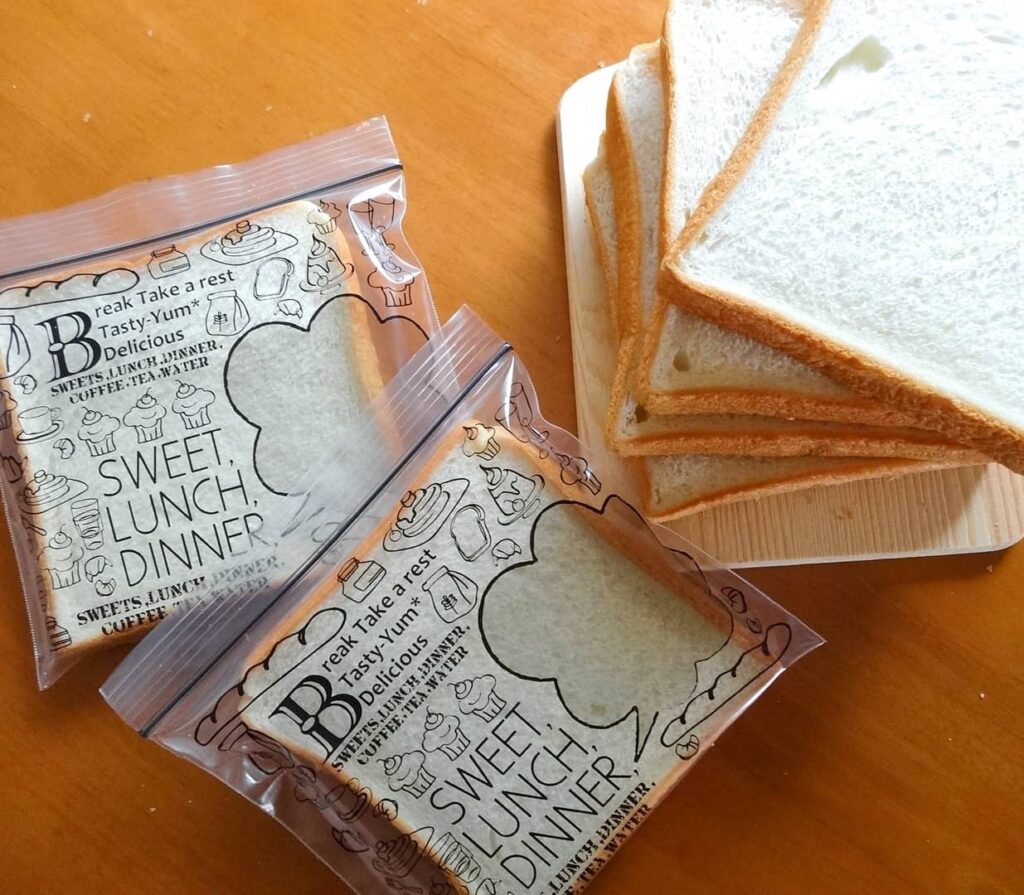 焼いた食パンをスライスしてジップ袋に保存する様子｜HBを続けるための習慣作り