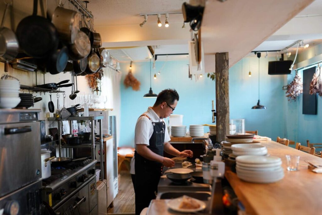 キッチンで料理の準備をする男性の後ろ姿