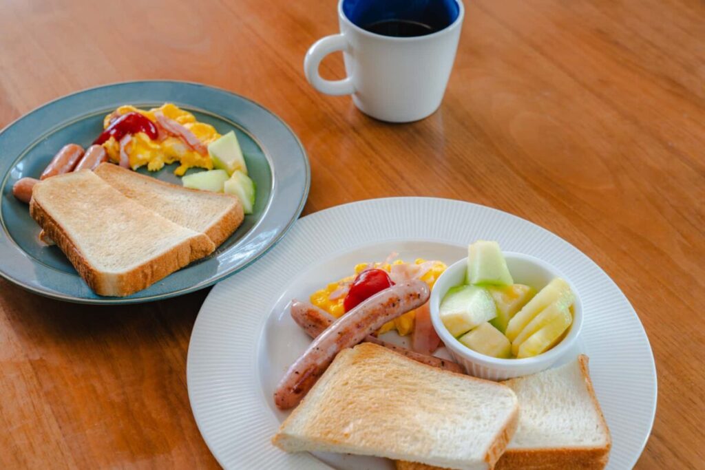 ホームベーカリーで焼いた食パンを使った2人分の朝食プレート｜家族構成で選ぶ容量の目安