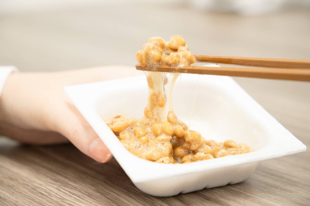 納豆を混ぜて箸で持ち上げた様子(ビタミンKが多い豆類)