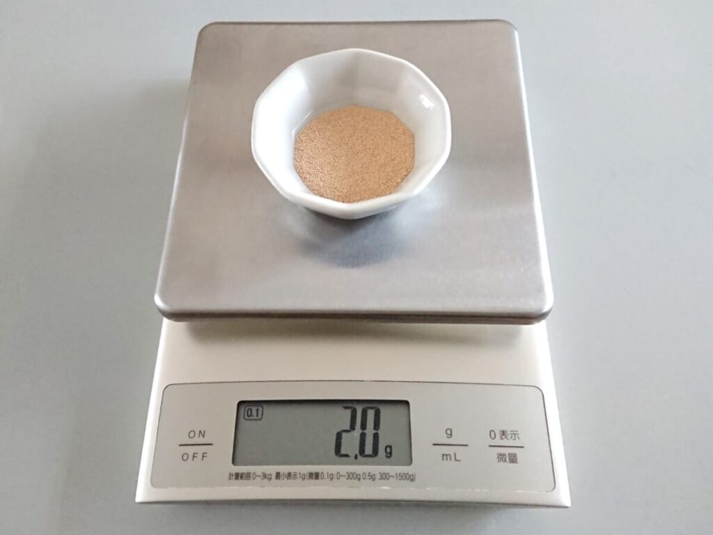 ドライイーストを計量する様子｜HBの失敗原因の多くは材料の計量精度にある