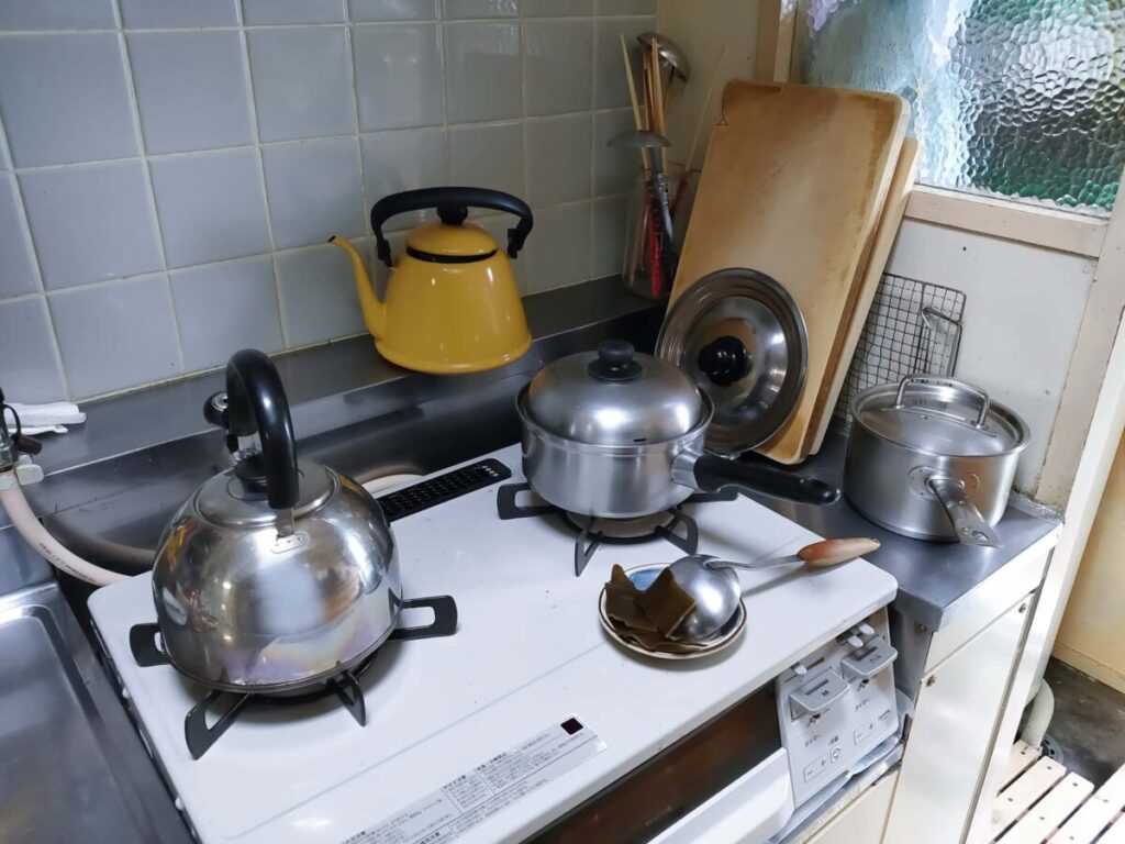キッチンに置かれた鍋ややかんなどの調理器具