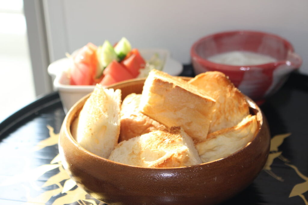 朝食用に皿へ盛り付けられた焼きたてのパン