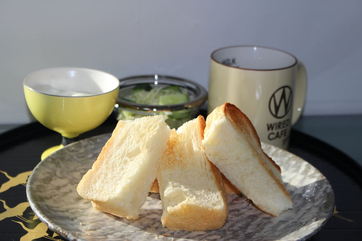 ホームベーカリーで焼いた食パンを朝食用に盛り付けた写真