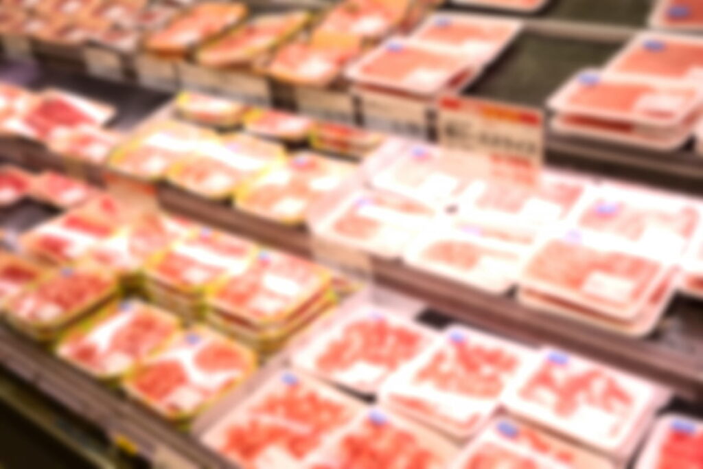 スーパーに陳列された肉のイメージ