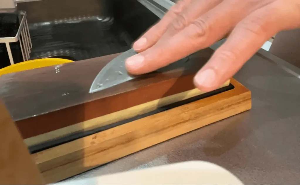 自宅で包丁を研いでいるシーン