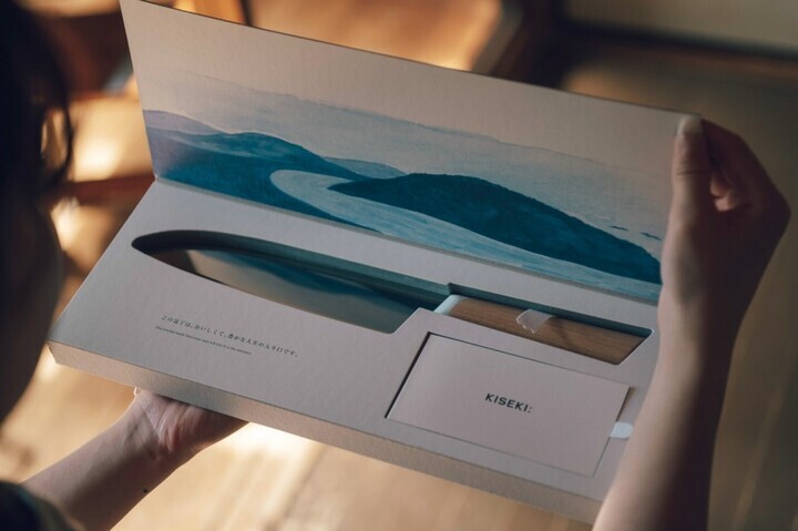 美しいデザインの専用箱に収められたKISEKI:(キセキ)包丁のパッケージ開封シーン
